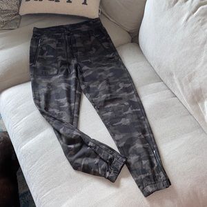 Athleta Camo Joggers Size:6
